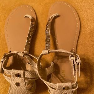 Cream flat sandals embellished with gold accents